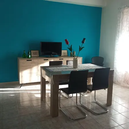 Tropicana דירה *